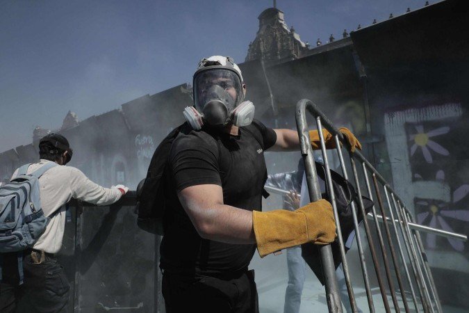 Manifestantes derrubaram barreiras que protegia Palácio Nacional -  (crédito: Reuters)