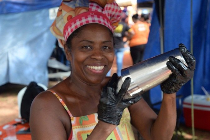 16/11/2025. Crédito: Minervino Júnior/CB/D.A Press. Brasil. Brasilia - DF. Revista Consciência Negra. Sandra Melo produzindo Drinks no Eixão do laser. - (crédito: Minervino Júnior/CB/D.A.Press) 16/11/2025. Crédito: Minervino Júnior/CB/D.A Press. Brasil. Brasilia - DF. Revista Consciência Negra. Sandra Melo produzindo Drinks no Eixão do laser. - (crédito: Minervino Júnior/CB/D.A.Press)