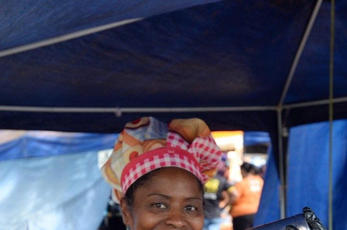  16/11/2025. Crédito: Minervino Júnior/CB/D.A Press. Brasil.  Brasilia - DF. Revista Consciência Negra. Sandra Melo produzindo Drinks no Eixão do laser.