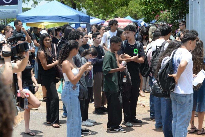 Entrada dos estudantes para o Enem no Ceub da Asa Norte para o segundo dia de Enem de 2025 -  (crédito: Minervino Junior/C.B/D.A Press)