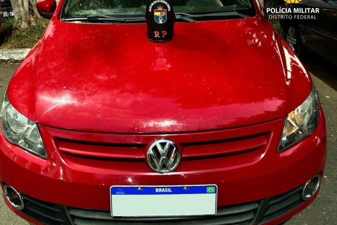 PMDF recupera veículo roubado e autores são deitdos em Ceilândia -  (crédito: PMDF/Divulgação)