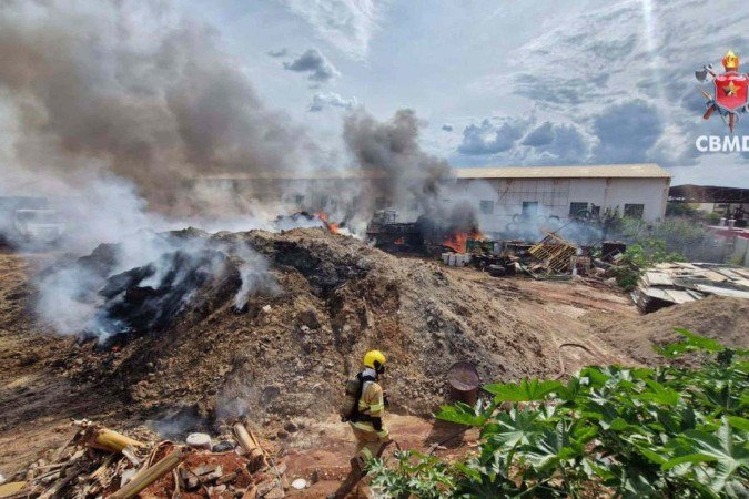  Incêndio em depósito de materiais recicláveis -  (crédito:  CBMDF/DivulgaÃ§Ã£o)