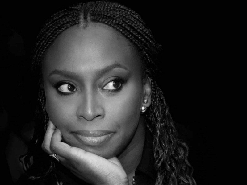 Chimamanda reforça a importância da autenticidade para jovens negras -  (crédito: Francesca Mantovani / Reprodução / Instagram / @chimamanda_adichie)