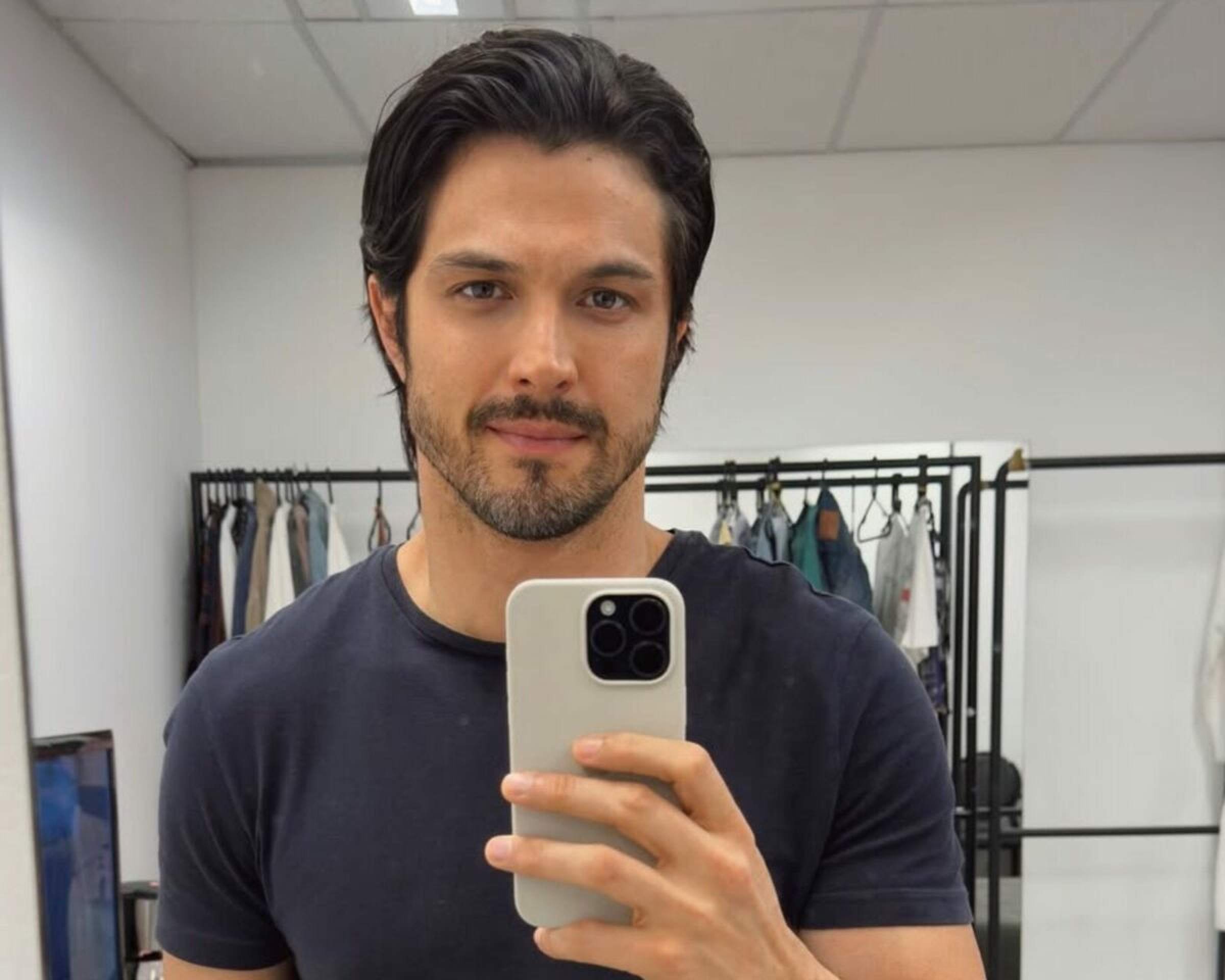 Galã de Três Graças, Romulo Estrela surge sem camisa e anima web - (crédito: Reprodução/ Instagram @romuloestrela) Galã de Três Graças, Romulo Estrela surge sem camisa e anima web - (crédito: Reprodução/ Instagram @romuloestrela)