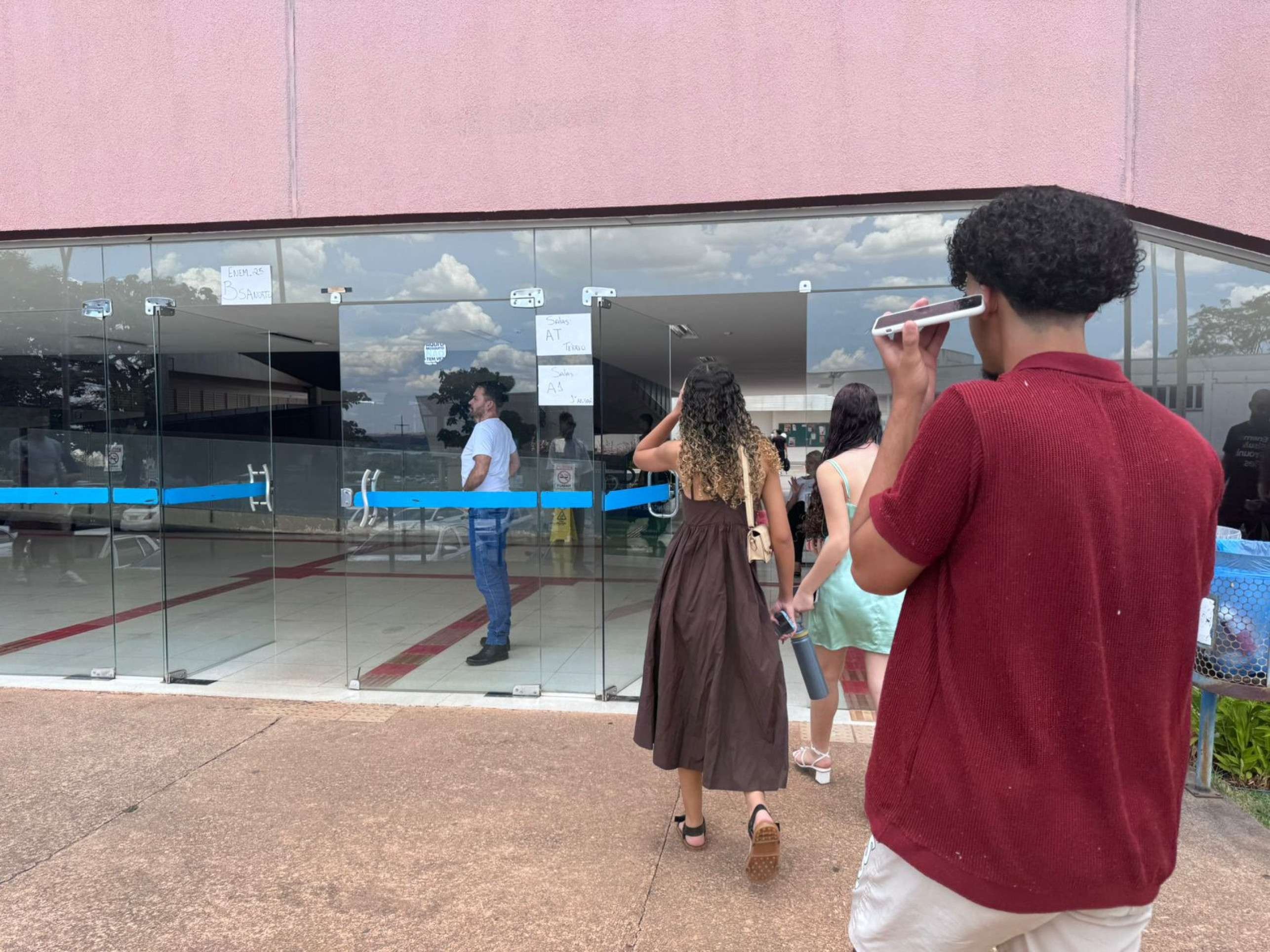 Entrada dos estudantes para o segundo dia de provas do Enem 2025 na Universidade de Bras&iacute;lia (UnB)