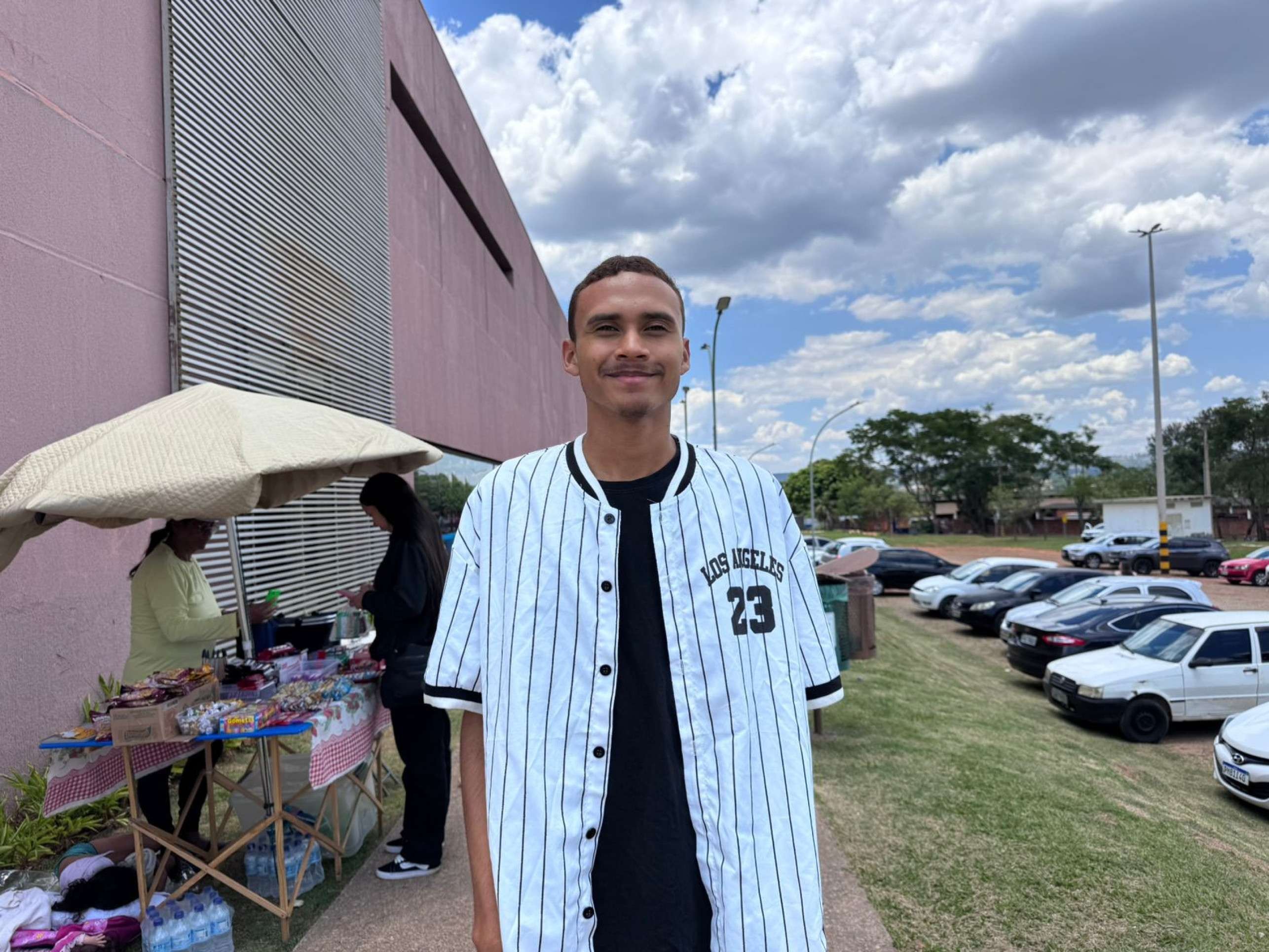 Entrada dos estudantes para o segundo dia de provas do Enem 2025 na Universidade de Bras&iacute;lia (UnB)