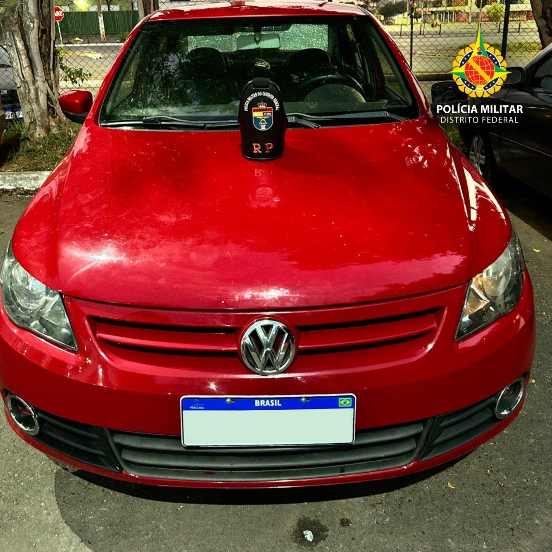 Veículo roubado com placa clonada é recuperado e dois homens são detidos