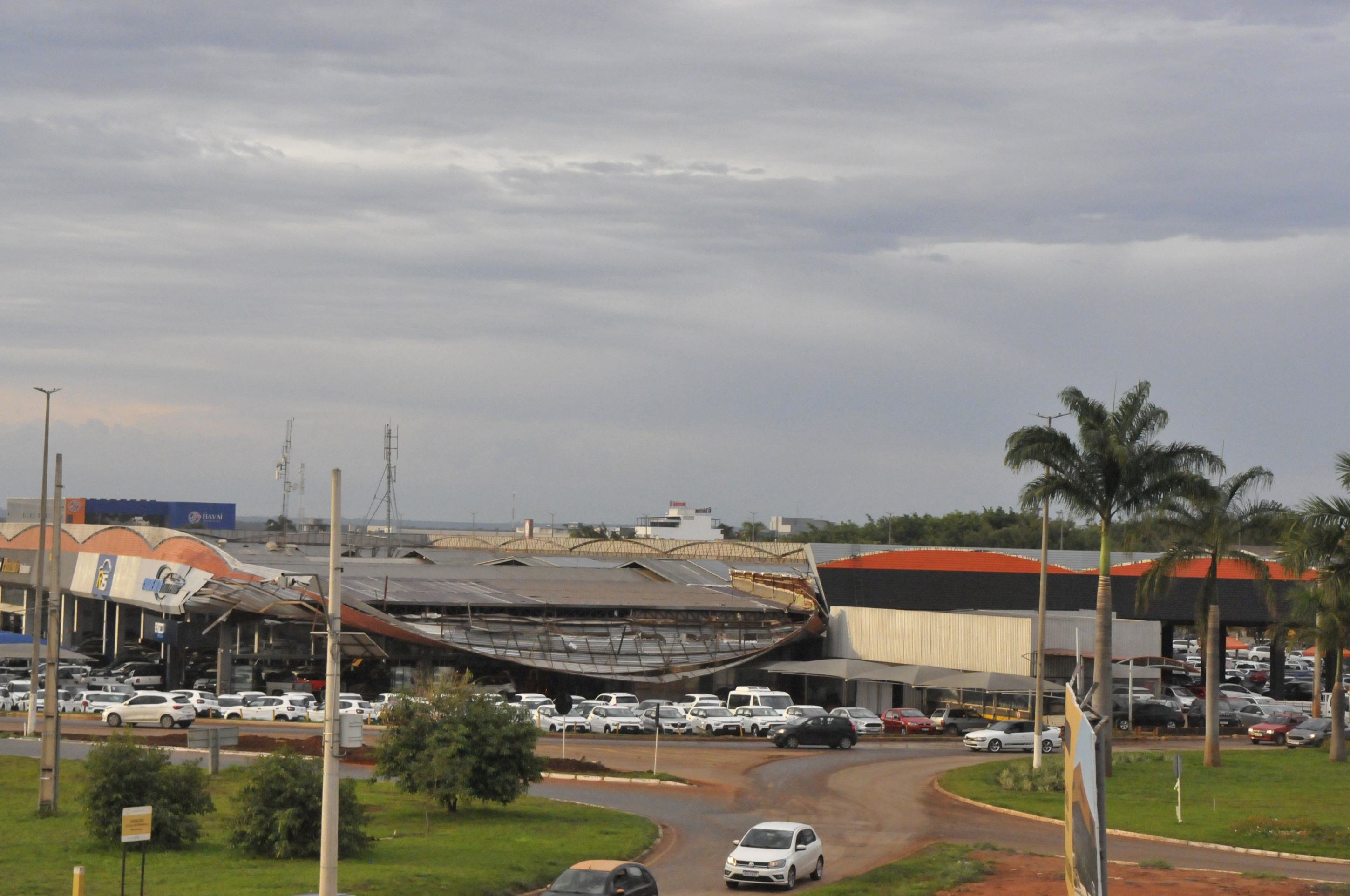 Vento forte na Cidade do Autom&oacute;vel destruiu telhado da loja Enzo Motors     