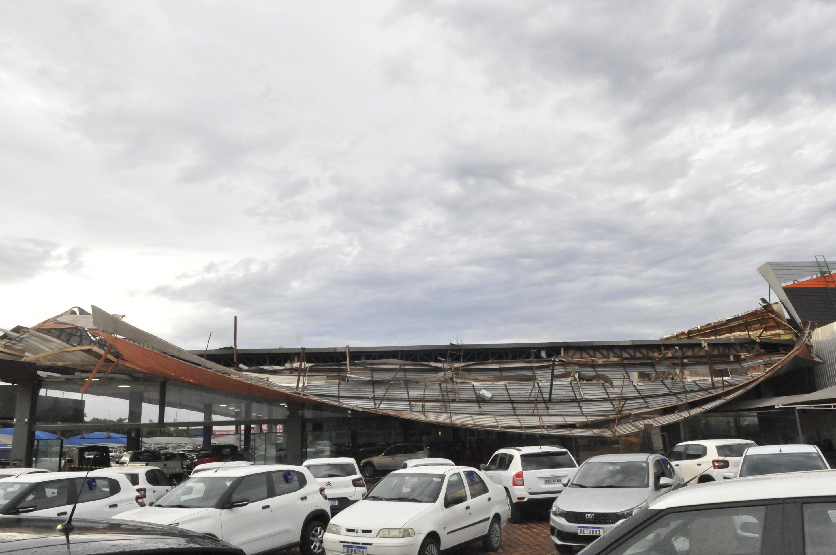 Vídeo: rajada de vento causa estragos em loja de carros na Cidade do Automóvel