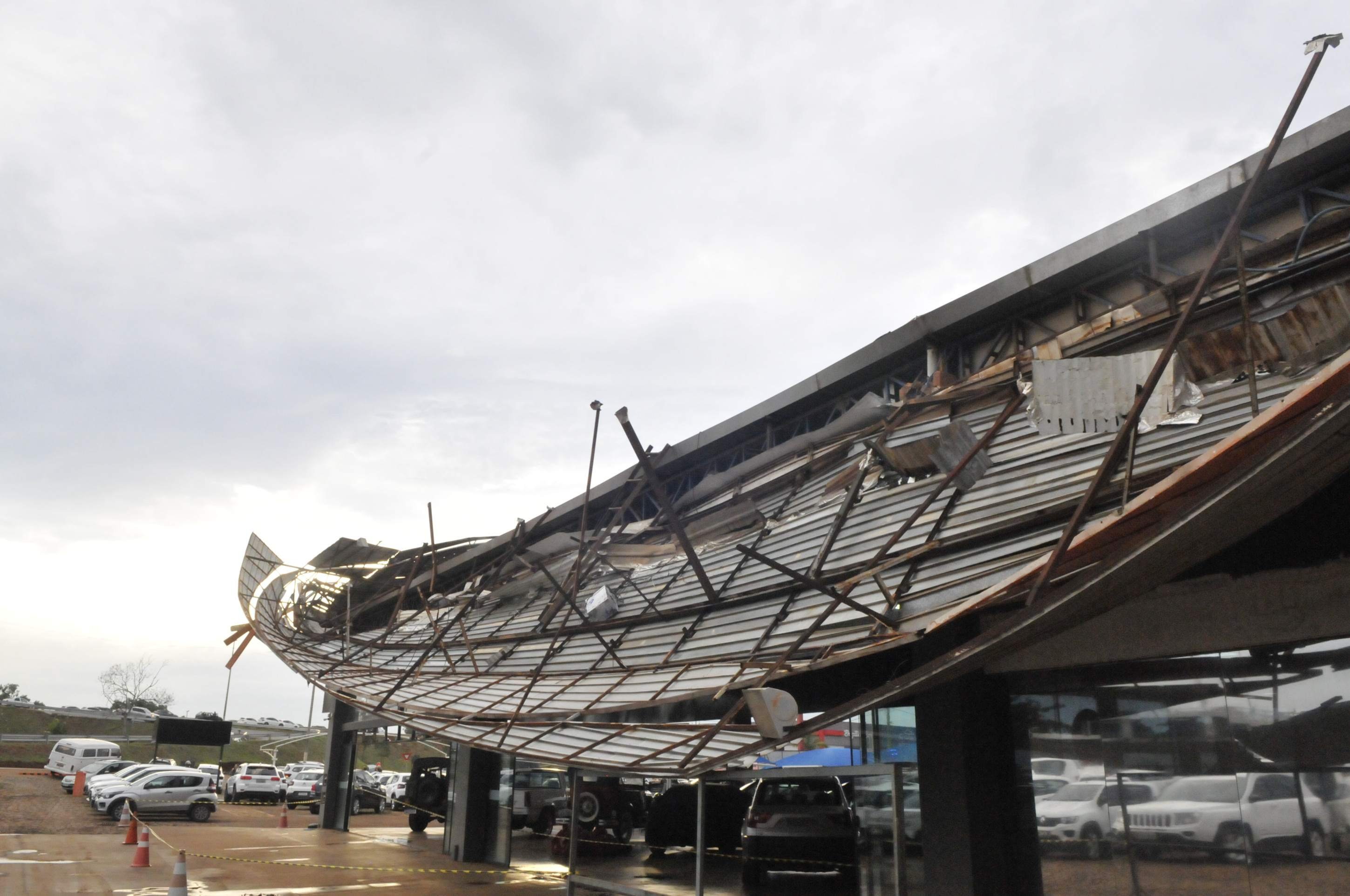 Vento forte na Cidade do Autom&oacute;vel destruiu telhado da loja Enzo Motors 