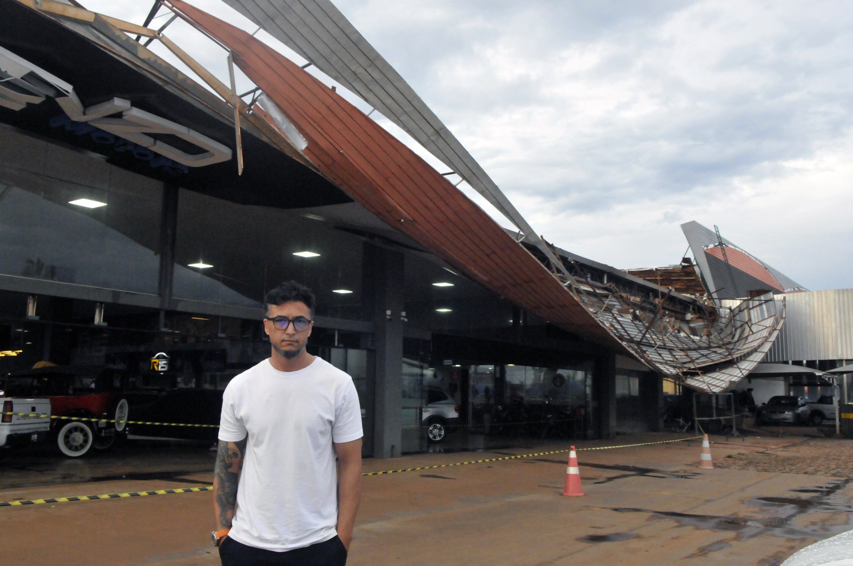  17.11.2025. Guilherme Felix CB/DA Press. Chuvas.  incidente na cidades do autom..vel loja Enzo motors ventos destroi telhado de grande loja de carros. Lee Bassi     