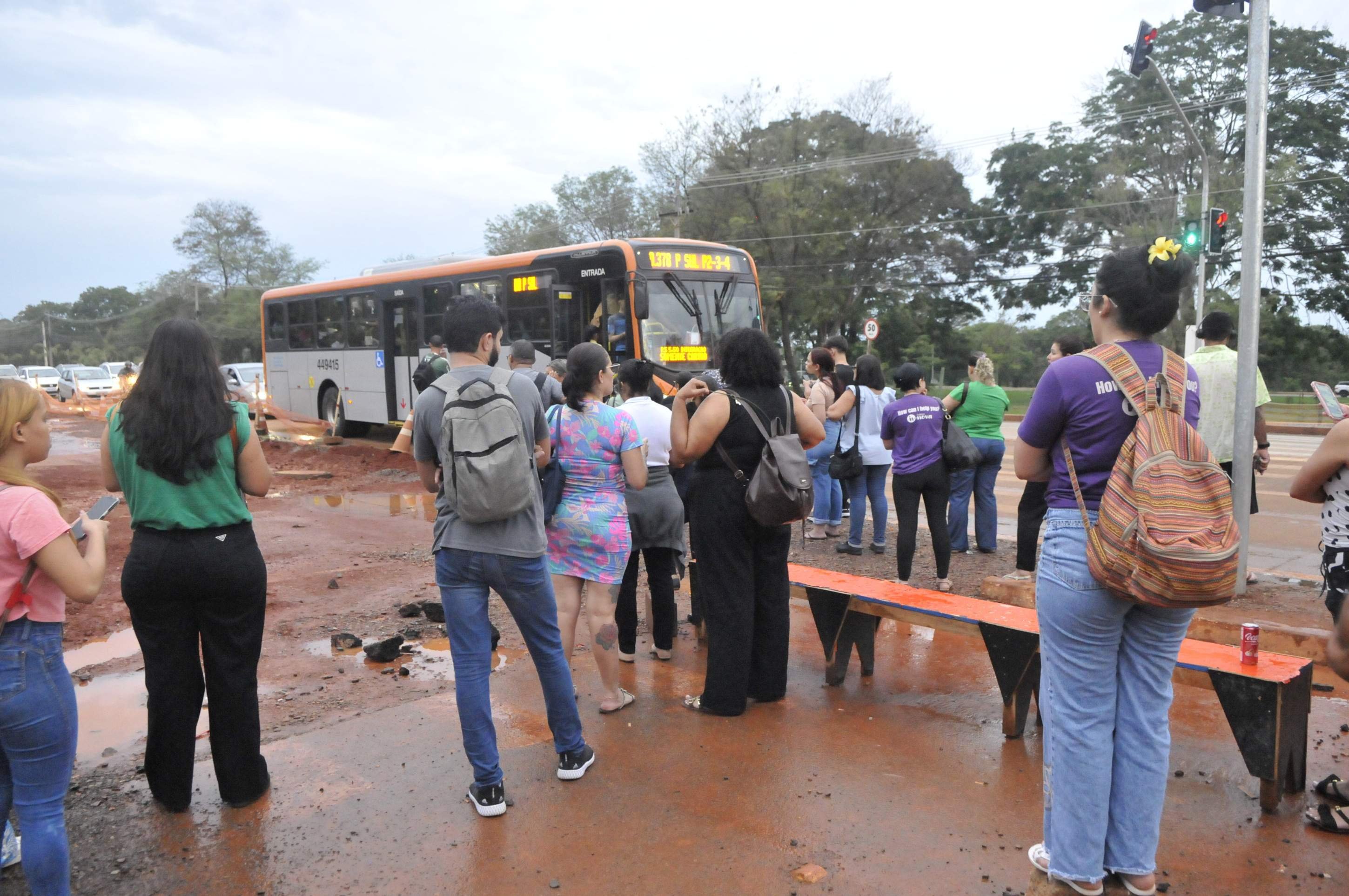 Usuários aguardaram o transporte em pé, próximos à pista