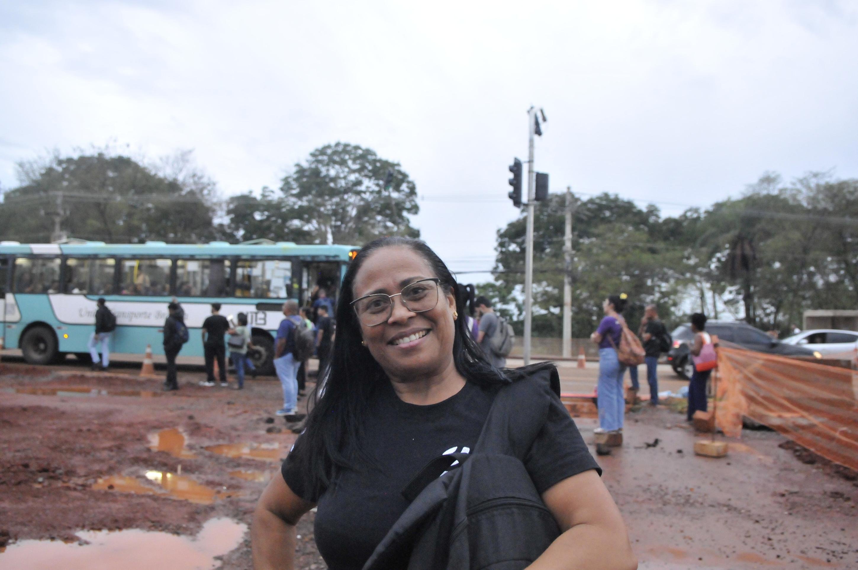  17.11.2025. Guilherme Felix CB/DA Press. Chuvas. Tenda usada como proteção para sol e chuva acaba desabando com a força do vento, EPIG  sentido SIA Ana Rita, 55, costureira - Valparaíso