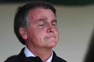  Emocionado, Jair Bolsonaro chora em evento militar no Rio de Janeiro, em novembro de 2021 -  (crédito:  ALEXANDRE BRUM/Agencia Enquadrar/Folhapress)