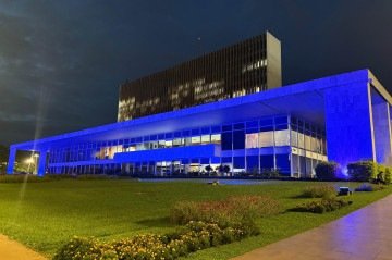 Palácio do Buriti é iluminado em ação global pela eliminação do câncer do colo do útero - (crédito: Divulgação) Palácio do Buriti é iluminado em ação global pela eliminação do câncer do colo do útero - (crédito: Divulgação)