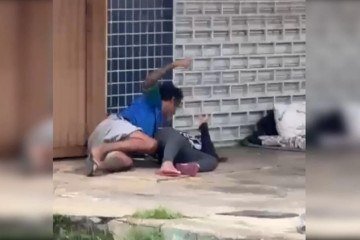 Agressor desferia socos contra a vítima, ambos caídos no chão - (crédito: Reprodução/PMDF) Agressor desferia socos contra a vítima, ambos caídos no chão - (crédito: Reprodução/PMDF)