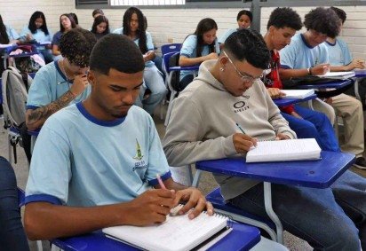 O recifense Henry, hoje com 21 anos, abandonou o Ensino Médio no primeiro ano devido à necessidade de trabalhar -  (crédito: Arquivo pessoal)