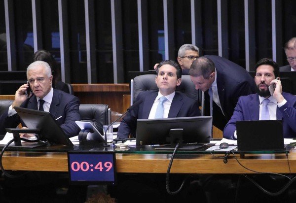 O deputado Guilherme Derrite conversa com o presidente da Câmara, Hugo Motta: relator deve apresentar uma quinta versão do parecer  -  (crédito: Bruno Spada / Câmara dos Deputados)
