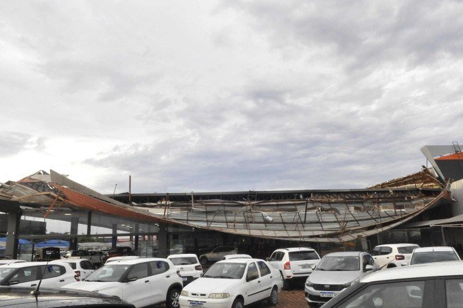 Vento forte na Cidade do Automóvel destruiu telhado da loja Enzo Motors
- (crédito: Guilherme Felix CB/DA Press) Vento forte na Cidade do Automóvel destruiu telhado da loja Enzo Motors
- (crédito: Guilherme Felix CB/DA Press)