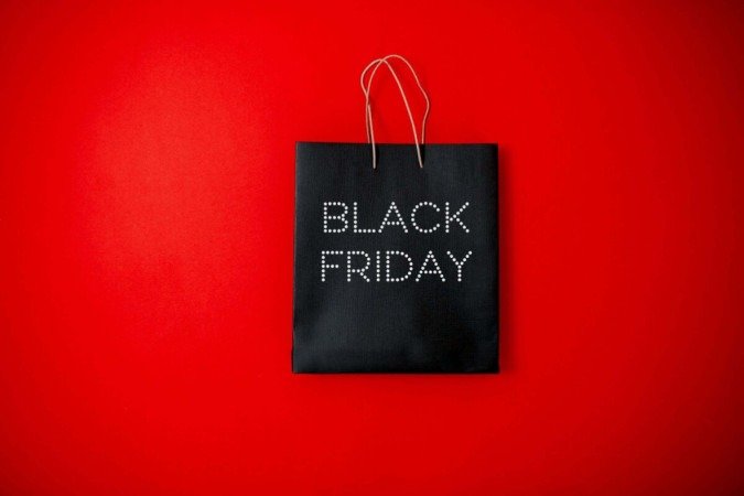 Mesmo com o entusiasmo das compras, é preciso estar atento para fazer escolhas seguras e conscientes na Black Friday (Imagem: Margarita Shchipkova | Shutterstock) -  (crédito: EdiCase)