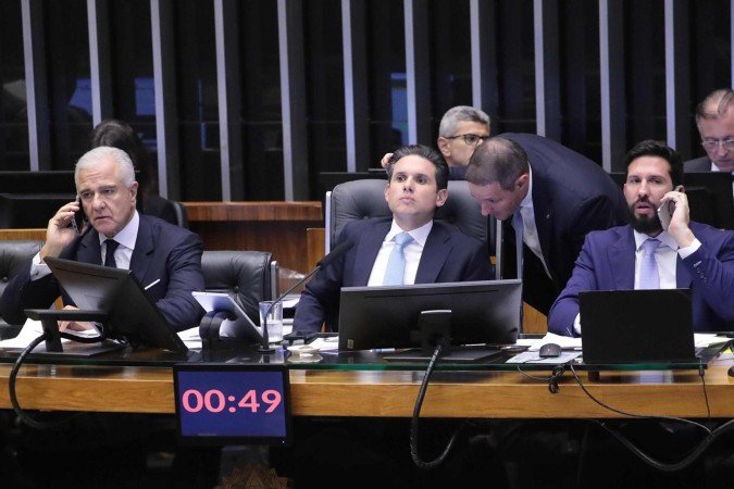 O deputado Guilherme Derrite conversa com o presidente da Câmara, Hugo Motta: relator deve apresentar uma quinta versão do parecer - (crédito: Bruno Spada / Câmara dos Deputados) O deputado Guilherme Derrite conversa com o presidente da Câmara, Hugo Motta: relator deve apresentar uma quinta versão do parecer - (crédito: Bruno Spada / Câmara dos Deputados)