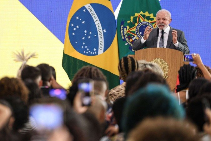 Lula sanciona lei que proíbe linguagem neutra na administração pública
