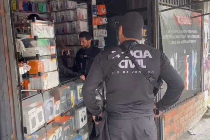 O pontapé inicial da investida policial se deu em maio de 2025, após agentes da PCERJ prenderem Alan Gonçalves, apontado como especialista em desbloqueio de celulares - (crédito: Reprodução / PCERJ) O pontapé inicial da investida policial se deu em maio de 2025, após agentes da PCERJ prenderem Alan Gonçalves, apontado como especialista em desbloqueio de celulares - (crédito: Reprodução / PCERJ)