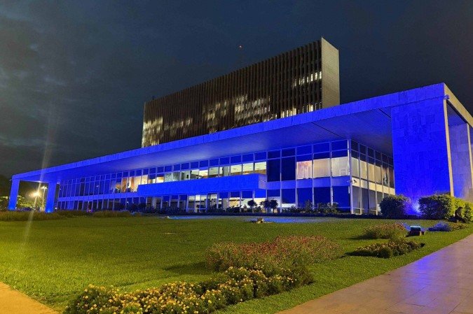 Palácio do Buriti é iluminado em ação global pela eliminação do câncer do colo do útero