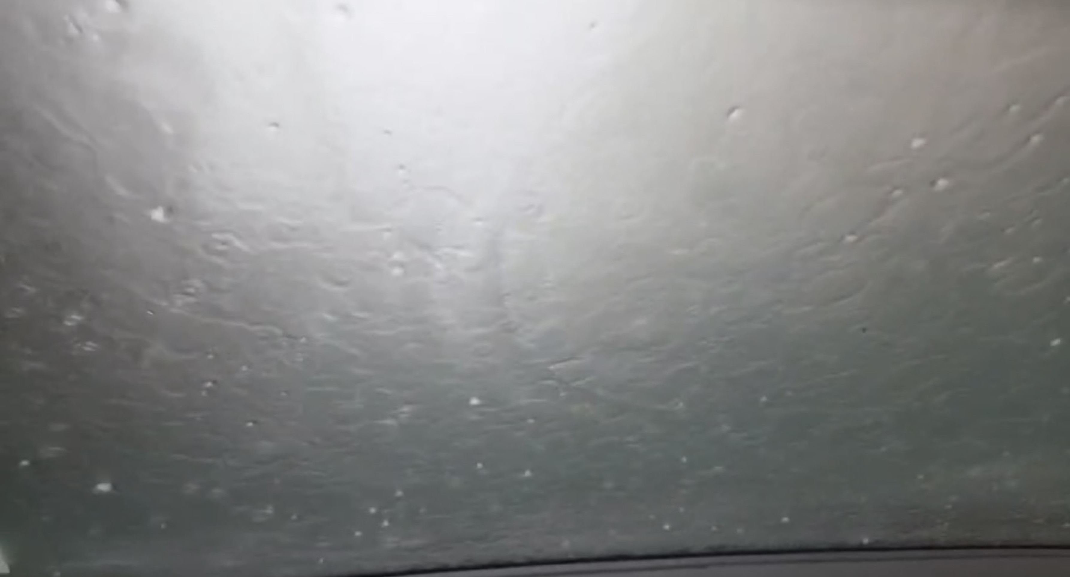 Vídeo: chuva de granizo surpreende moradores do Guará nesta segunda