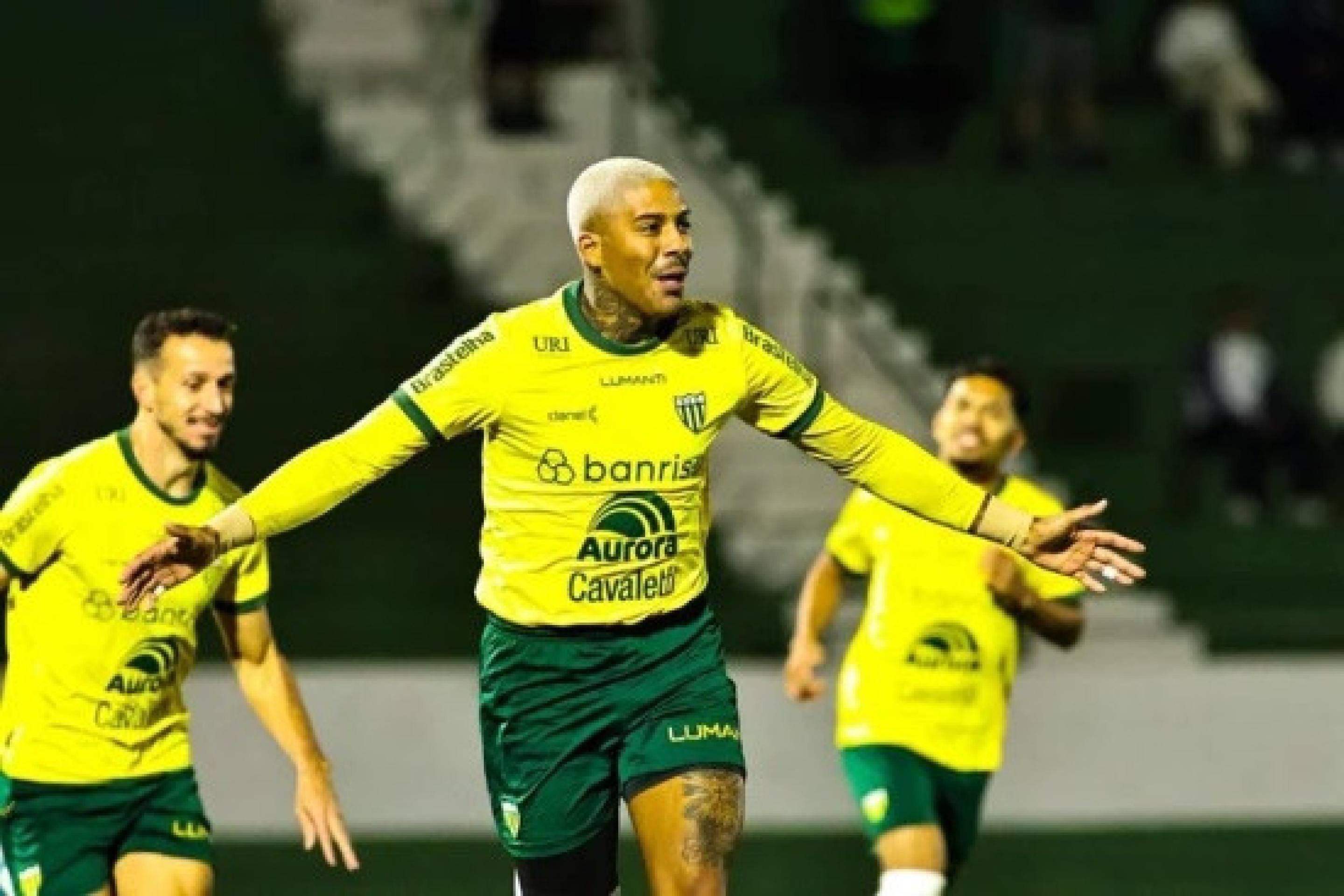 Brasiliense oficializa contratação do meia Jean Pyerre, cria do Grêmio