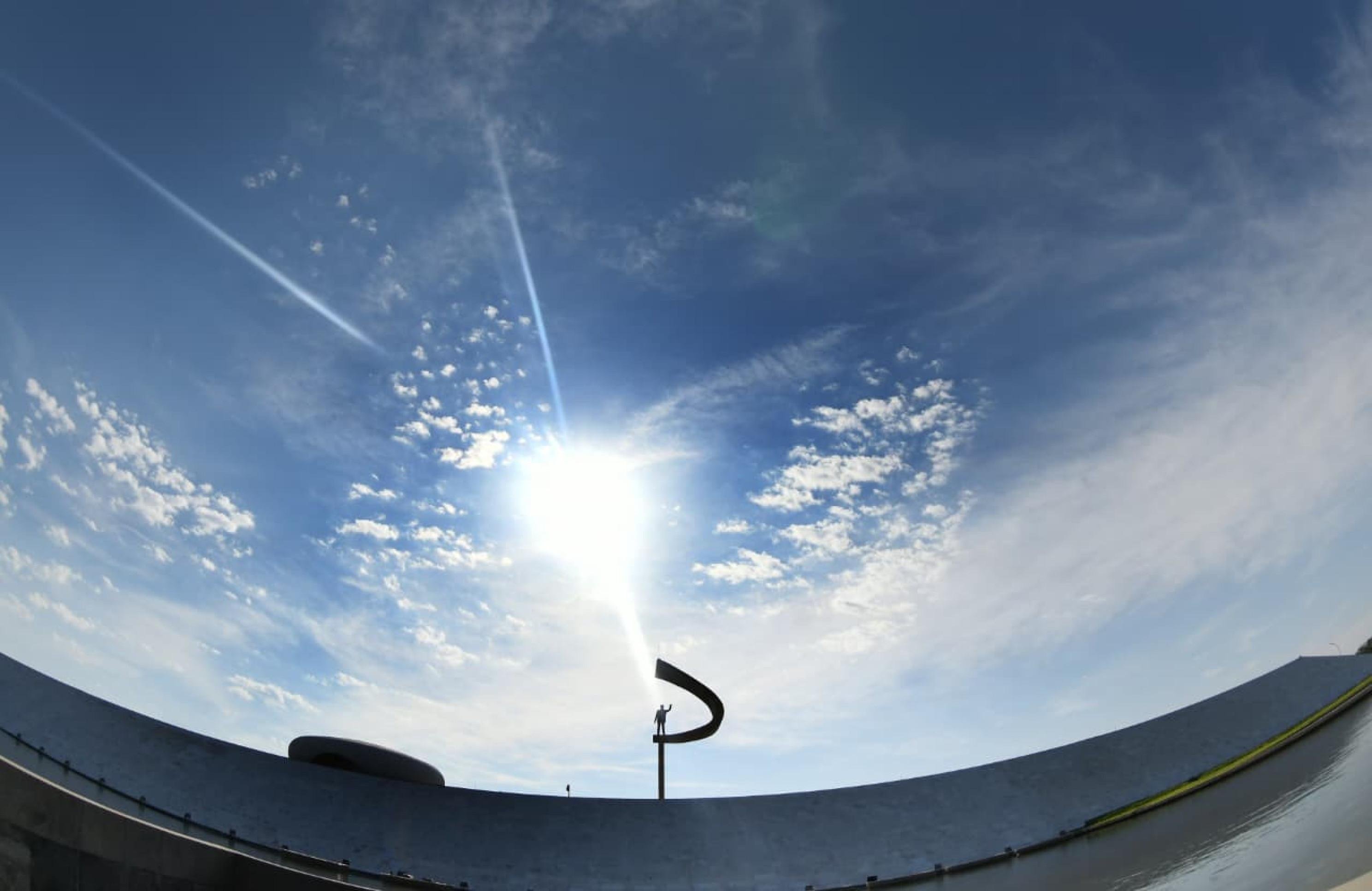 Semana começa com calorão e pouca chance de chuvas