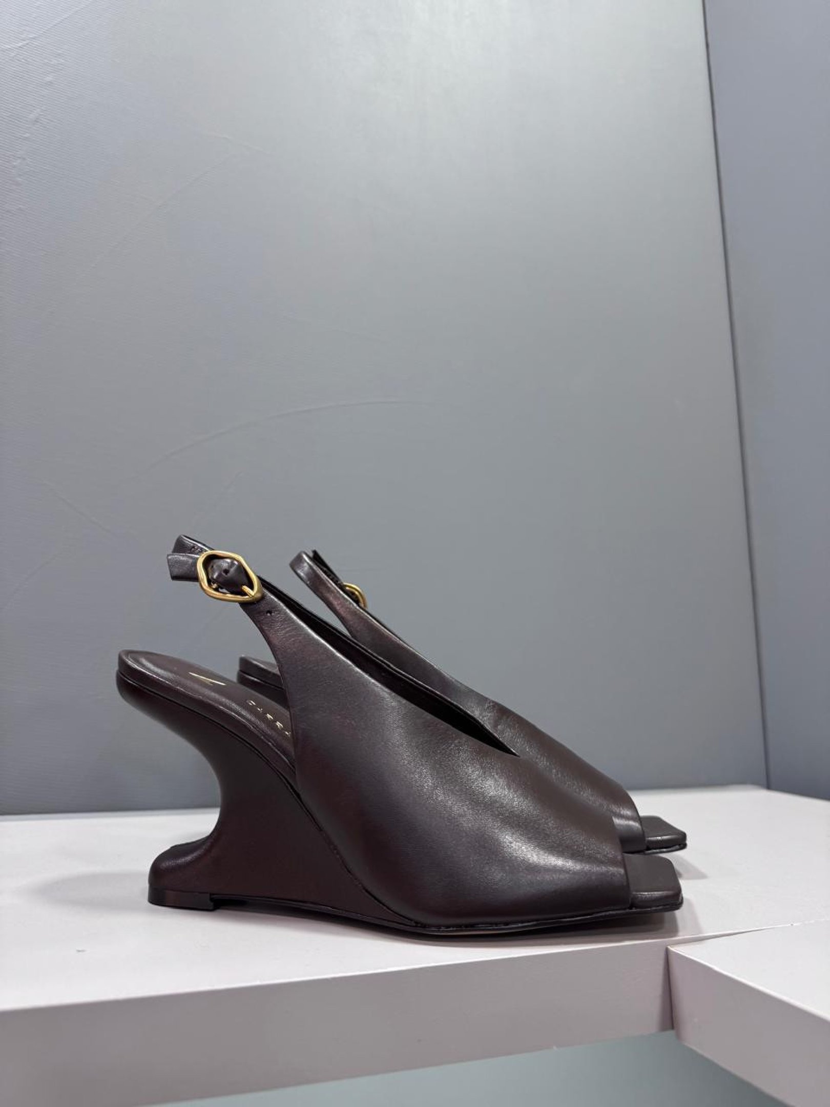 Saltos anabelados surgem em sand&aacute;lias, t&ecirc;nis e botas 