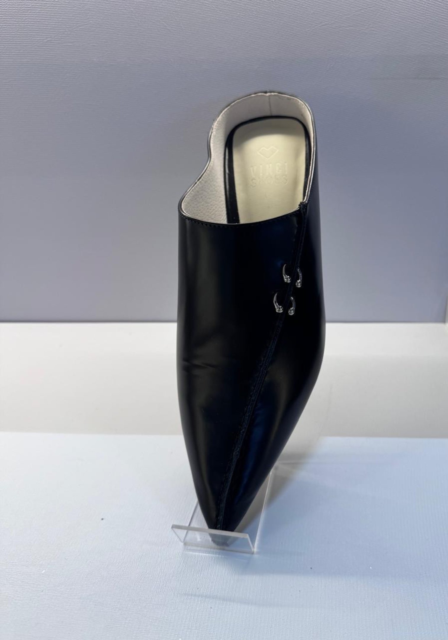 Sapatos com g&aacute;spea alta e aplica&ccedil;&otilde;es s&atilde;o o desejo da temporada 