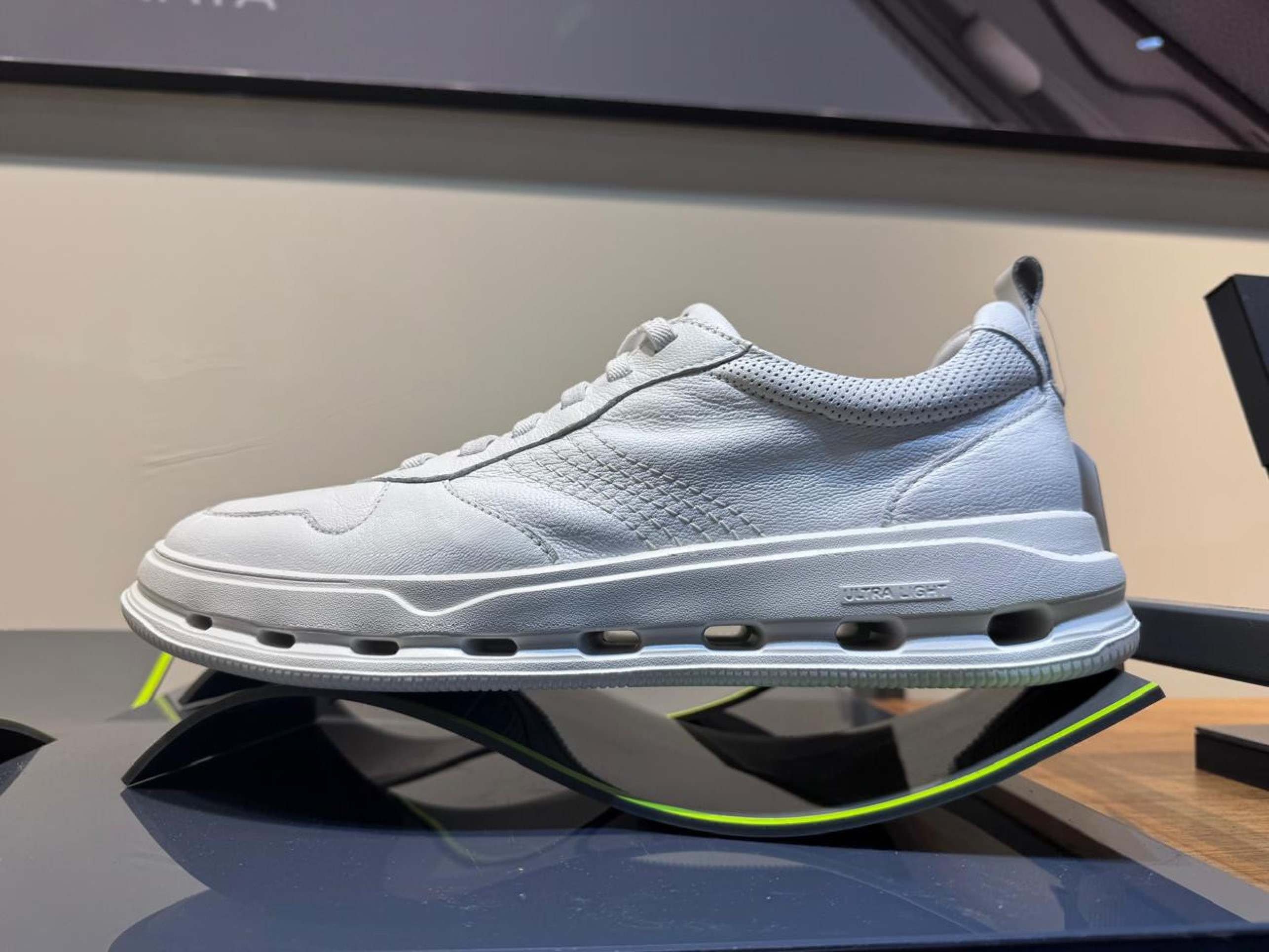 T&ecirc;nis masculino leve e male&aacute;vel 