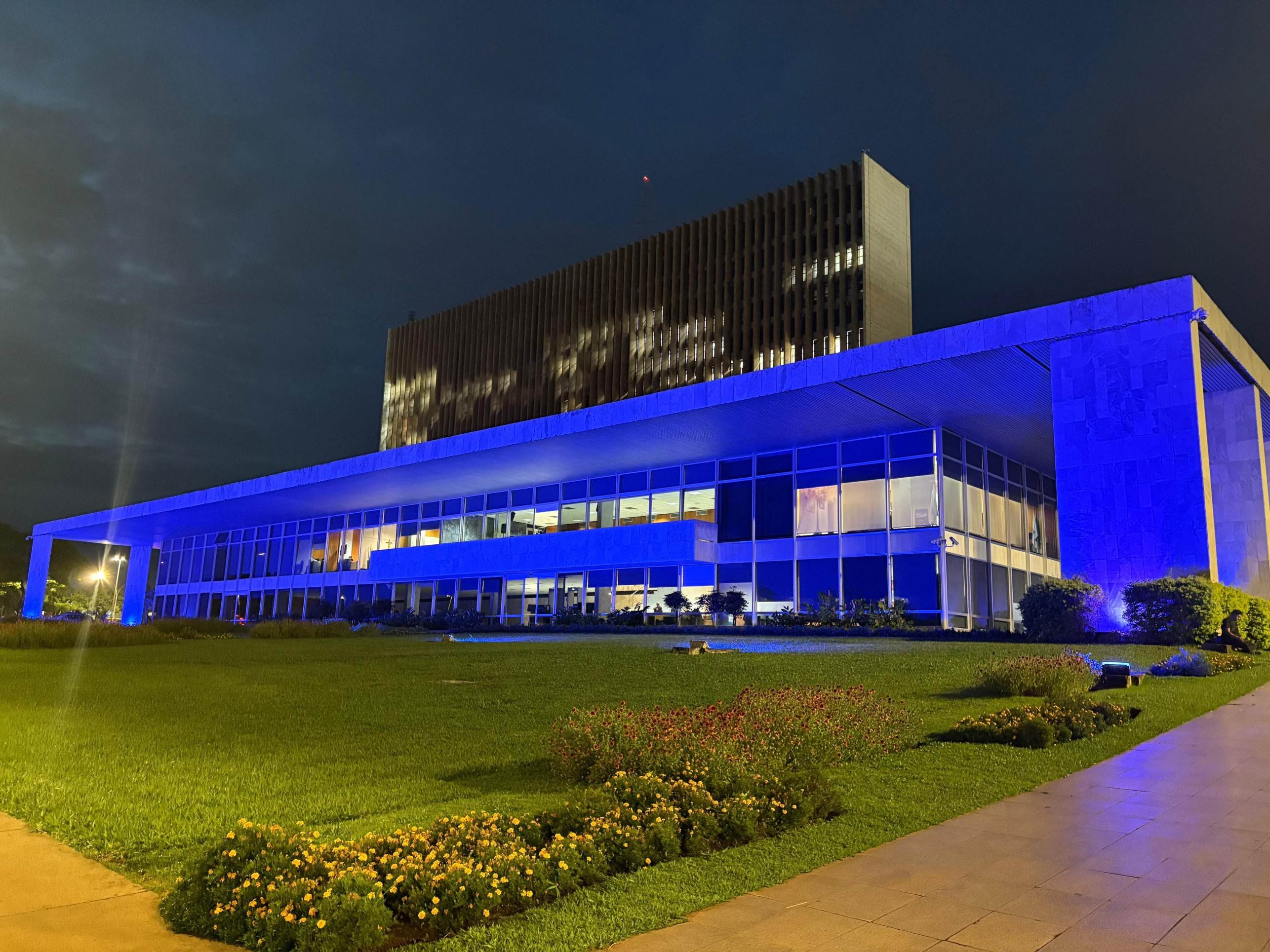 Palácio do Buriti recebe iluminação especial em mobilização contra o câncer do colo do útero