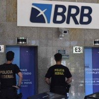 Busca e apreensão no BRB durante a Operação Compliance Zero, da Polícia Federal (PF) e do Ministério Público Federal (MPF), em 18 de novembro -  (crédito:  Ed Alves/CB)