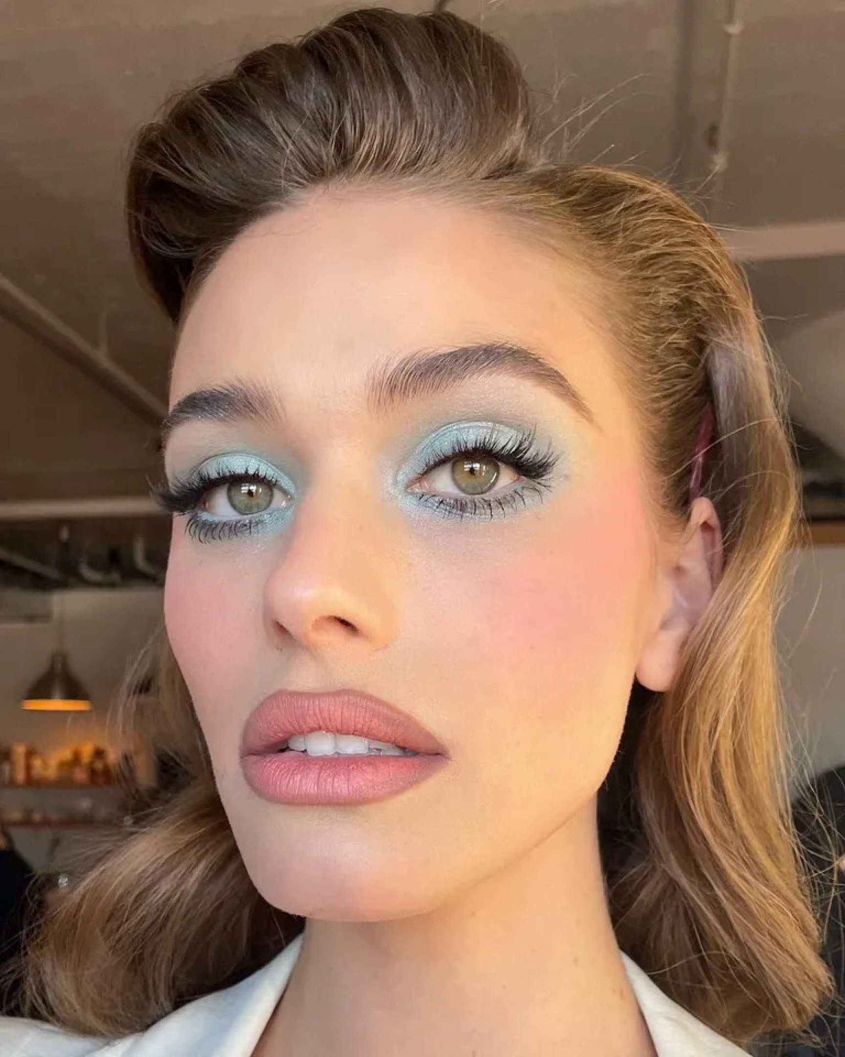 Combinar azul bebe com um blush rosa é uma boa pedida 