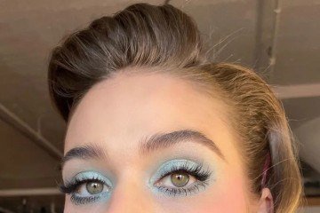 Combinar azul bebe com um blush rosa é uma boa pedida 