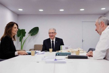 O presidente da COP30, André Corrêa do Lago, entre a CEO da COP 30, Ana Toni, e o presidente da COP29, Mukhtar Babayev - (crédito: Rafa Pereira/COP30) O presidente da COP30, André Corrêa do Lago, entre a CEO da COP 30, Ana Toni, e o presidente da COP29, Mukhtar Babayev - (crédito: Rafa Pereira/COP30)