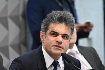 O relator da comissão, Alfredo Gaspar, anunciou que pretende pedir a prisão de Camargo (foto) na semana que vem
- (crédito: Edilson Rodrigues/Agência Senado) O relator da comissão, Alfredo Gaspar, anunciou que pretende pedir a prisão de Camargo (foto) na semana que vem
- (crédito: Edilson Rodrigues/Agência Senado)