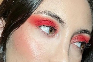 Tons frios de vermelho também entram na estética 