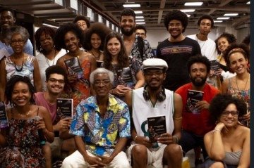 Reunião do Clube Negrita com participação de Cuti, escritor do livro Uma farsa de dois gumes, em 2019 - (crédito: Arquivo pessoal ) Reunião do Clube Negrita com participação de Cuti, escritor do livro Uma farsa de dois gumes, em 2019 - (crédito: Arquivo pessoal )