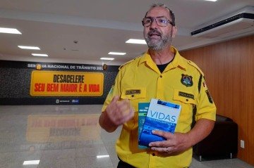 O servidor Mário Fernando de Freitas lançou o livro Vidas Interrompidas na solenidade do Detran - (crédito: Letícia Mouhamad/CB/DA Press) O servidor Mário Fernando de Freitas lançou o livro Vidas Interrompidas na solenidade do Detran - (crédito: Letícia Mouhamad/CB/DA Press)