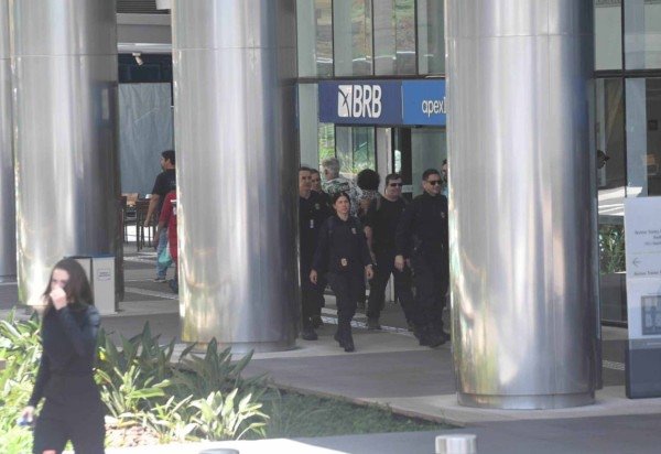Policiais federais deixam a sede do BRB na manhã desta terça-feira -  (crédito: Ed Alves/CB/D.A Press)