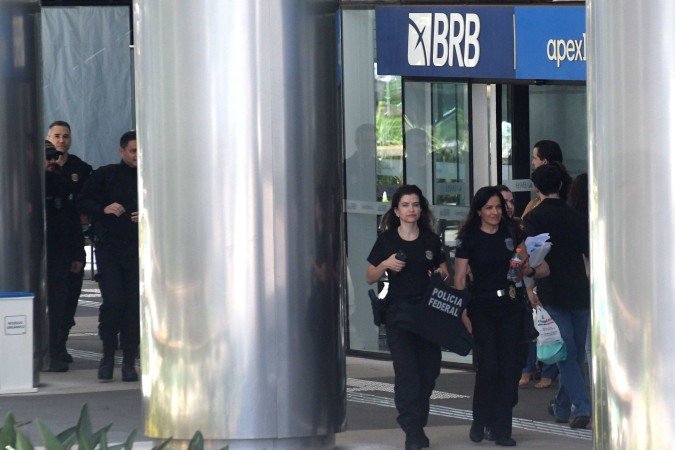 A Polícia Federal (PF) e o Ministério Público Federal (MPF) deflagraram a Operação Compliance Zero. Busca e apreensão no BRB - (crédito: Ed Alves/CB) A Polícia Federal (PF) e o Ministério Público Federal (MPF) deflagraram a Operação Compliance Zero. Busca e apreensão no BRB - (crédito: Ed Alves/CB)