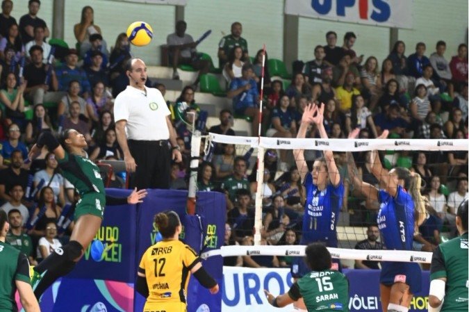 O bloqueio foi um dos trunfos do Minas para a virada por 3 sets a 1 -  (crédito: Rogério Guerreiro/Brasília Vôlei)