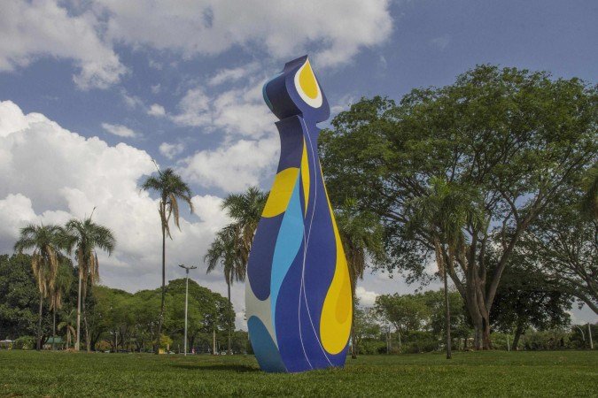 Instalação é composta por quatro peças, de seis metros de altura cada, simbolizando um dos pontos cardeais
