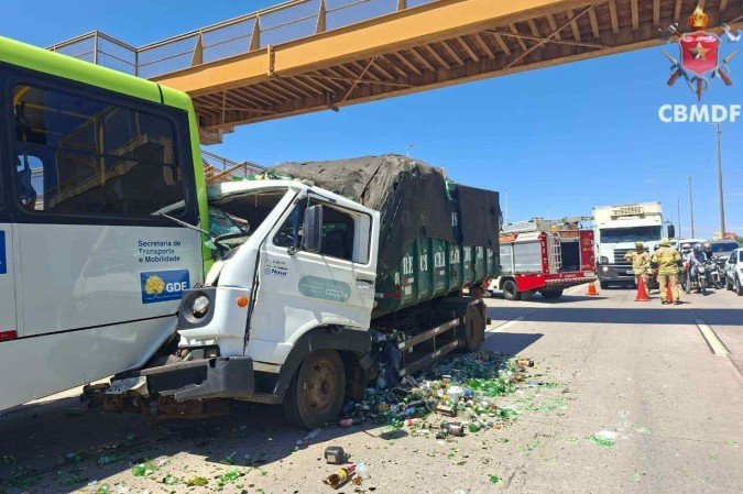 O sinistro deixou uma pessoa ferida, que foi transportada ao hospital - (crédito: Reprodução/CBMDF) O sinistro deixou uma pessoa ferida, que foi transportada ao hospital - (crédito: Reprodução/CBMDF)