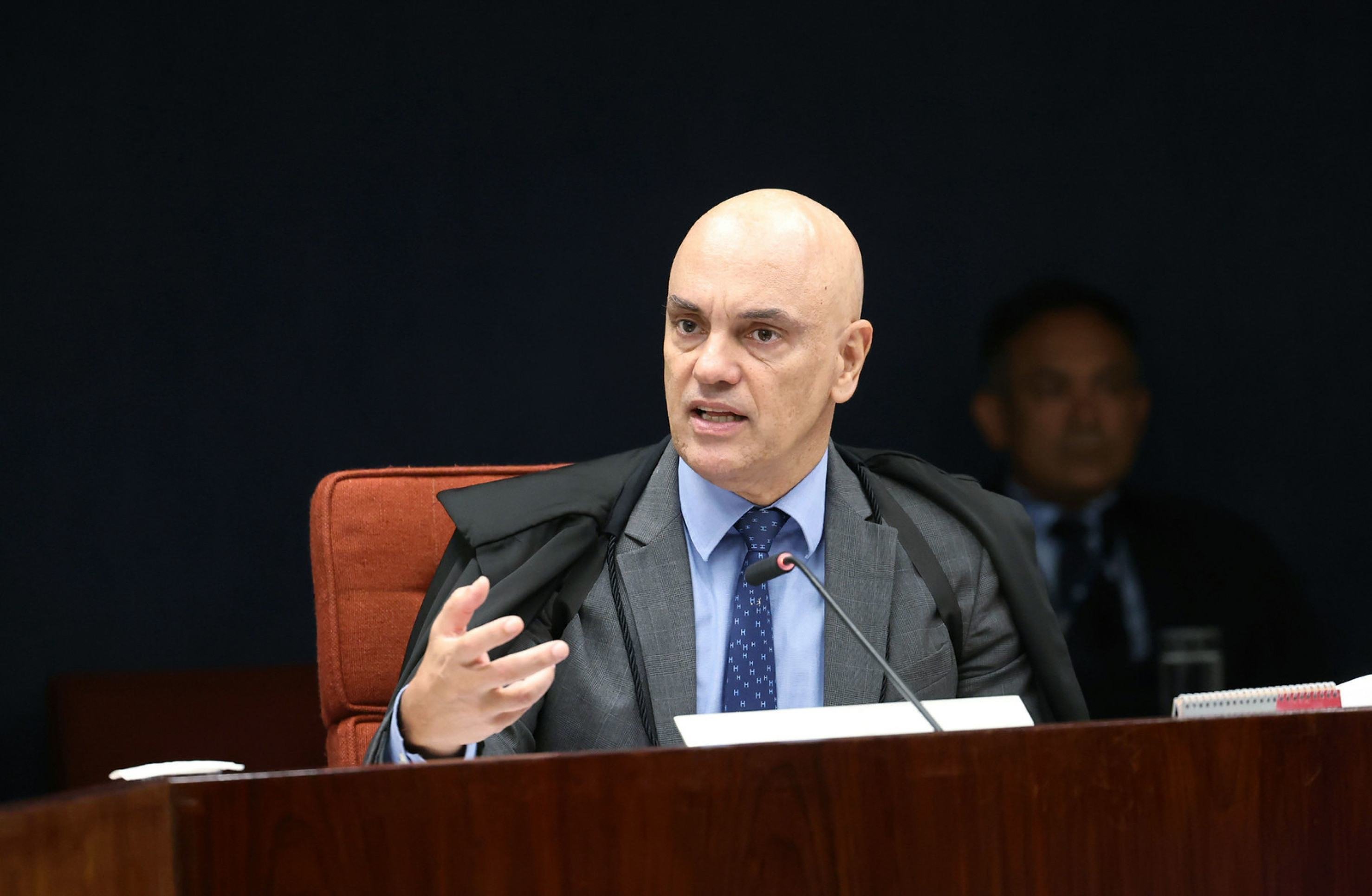 Ao justificar prisão de Bolsonaro, Moraes citou fuga de Ramagem e Zambelli