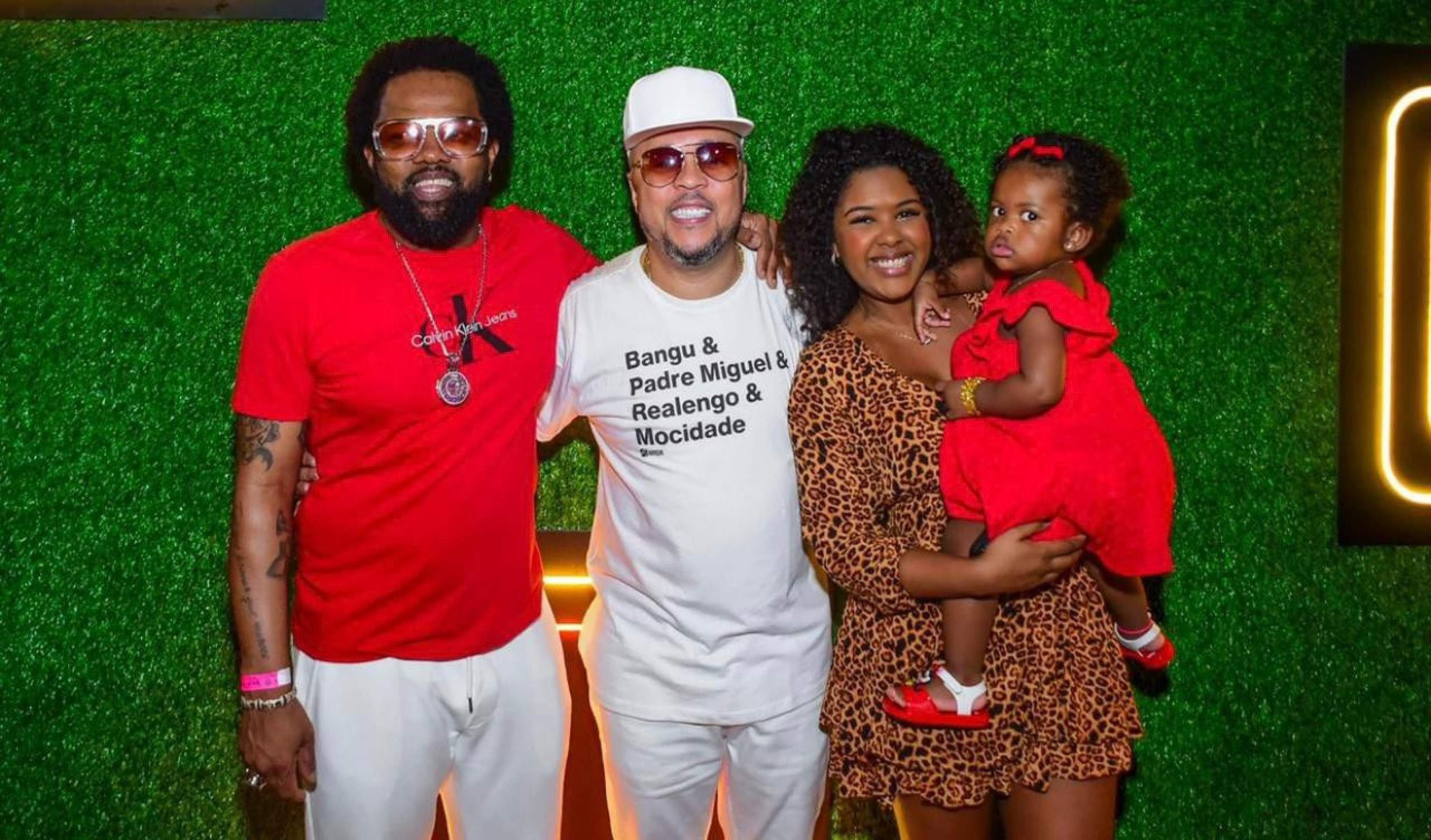 Andrezinho do Molejo comemora 54 anos ao lado de amigos famosos e ganha noite de samba inesquecível